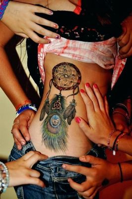  Tatouage attrape rêve avec une plume de paon bleu et verte